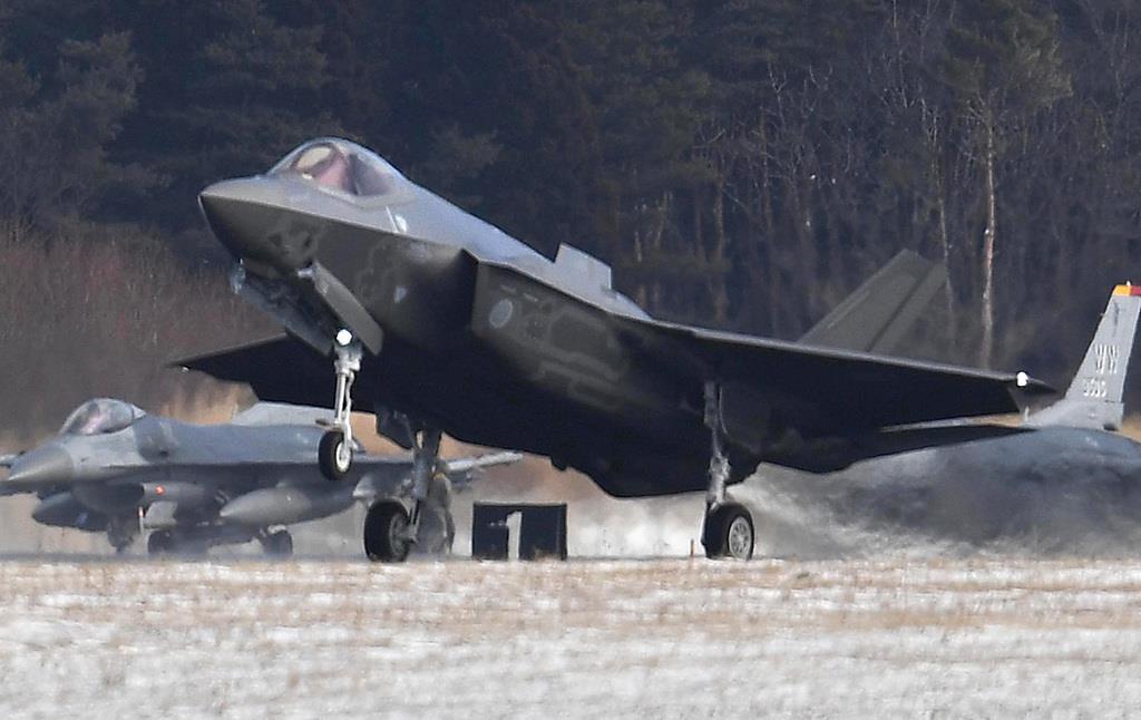 F35戦闘機。長距離ミサイル(スタンド・オフ・ミサイル)搭載も想定され得る(酒巻俊介撮影)