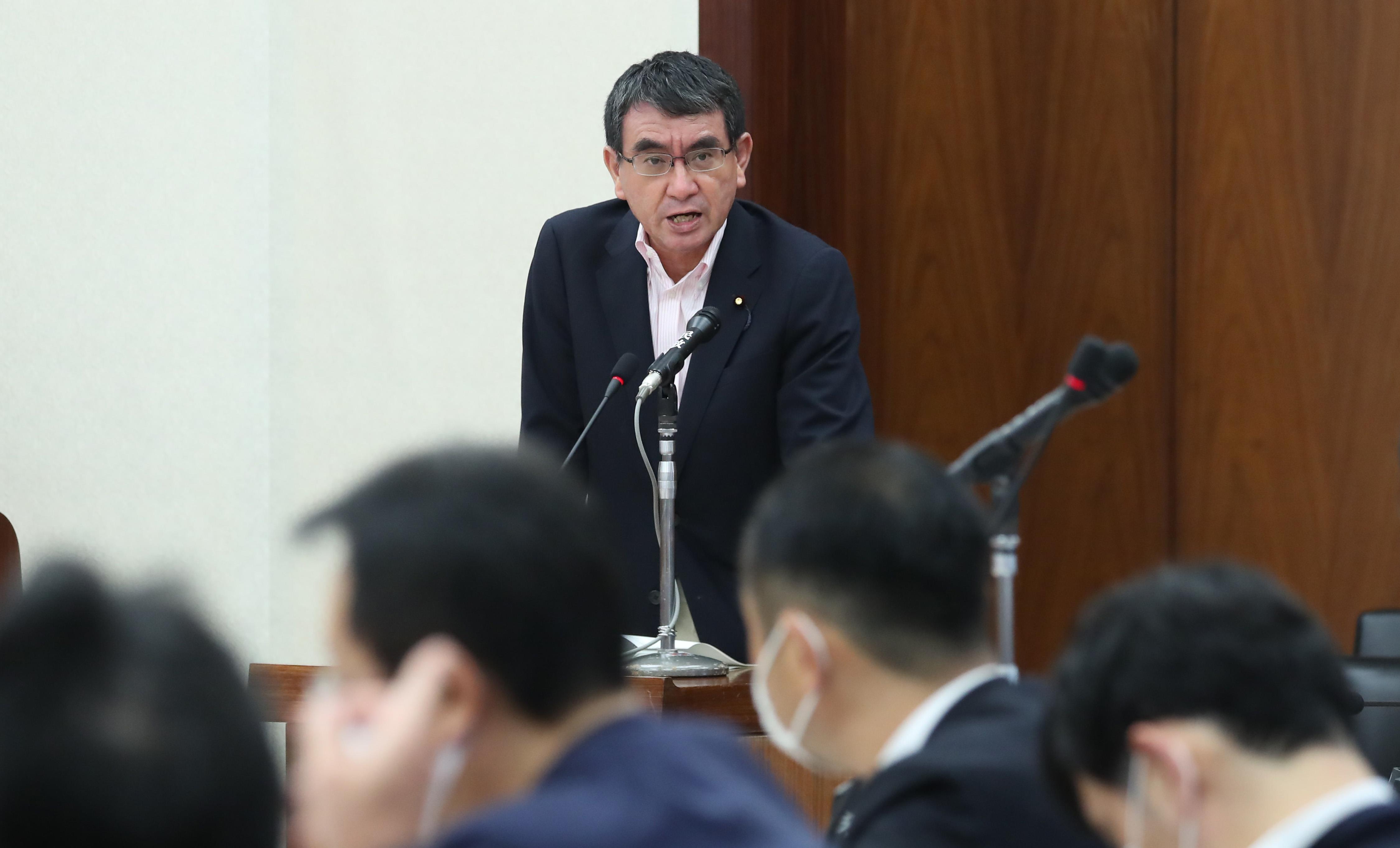 衆院安全保障委員会で答弁する河野太郎防衛相=8日(春名中撮影)