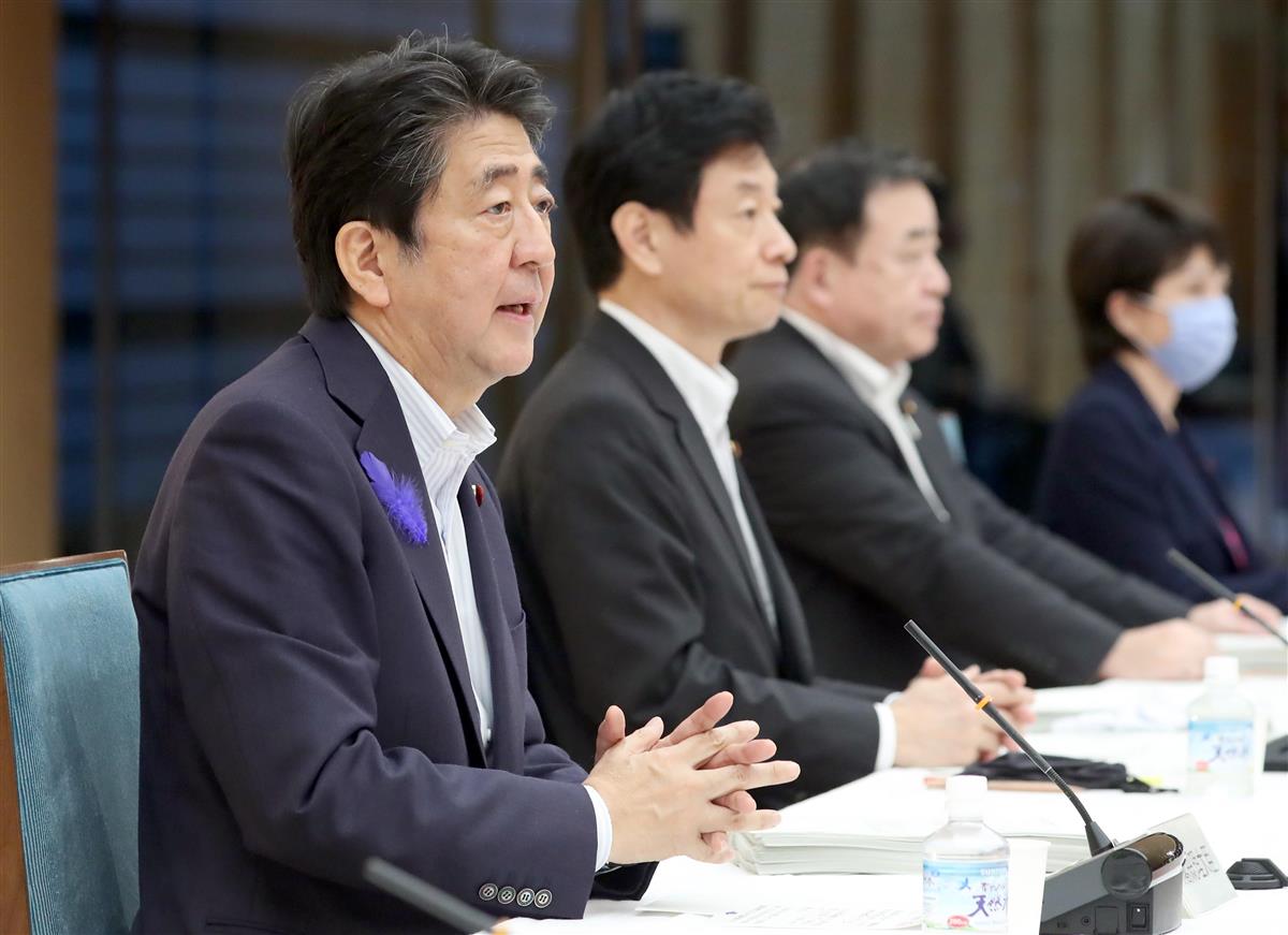 経済財政諮問会議・未来投資会議の合同会議で骨太方針について発言する安倍晋三首相(左)=17日午後、首相官邸(春名中撮影)