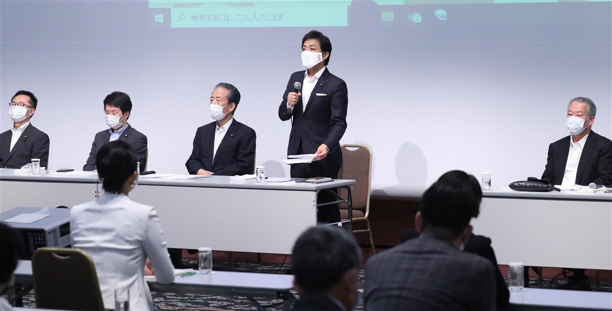 国民民主党の両院議員懇談会で立憲民主党との合流について発言する玉木雄一郎代表=17日午後、東京都千代田区平河町(春名中撮影)