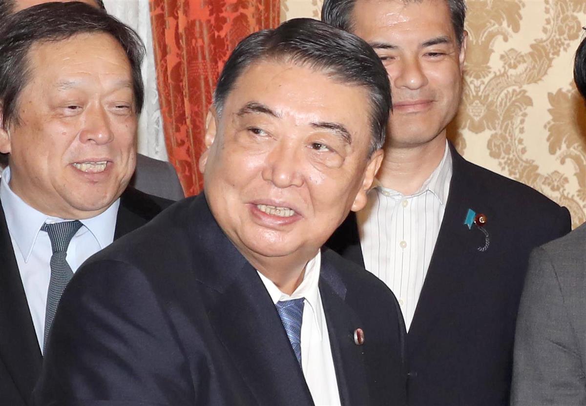 大島理森衆院議長(中央)(春名中撮影)