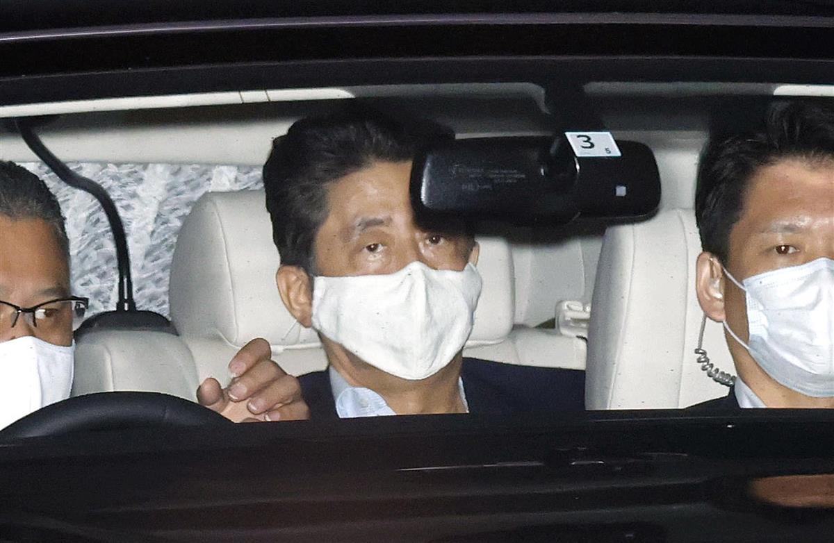 慶応大病院から私邸に戻った安倍首相(中央)=17日午後6時16分、東京・富ケ谷