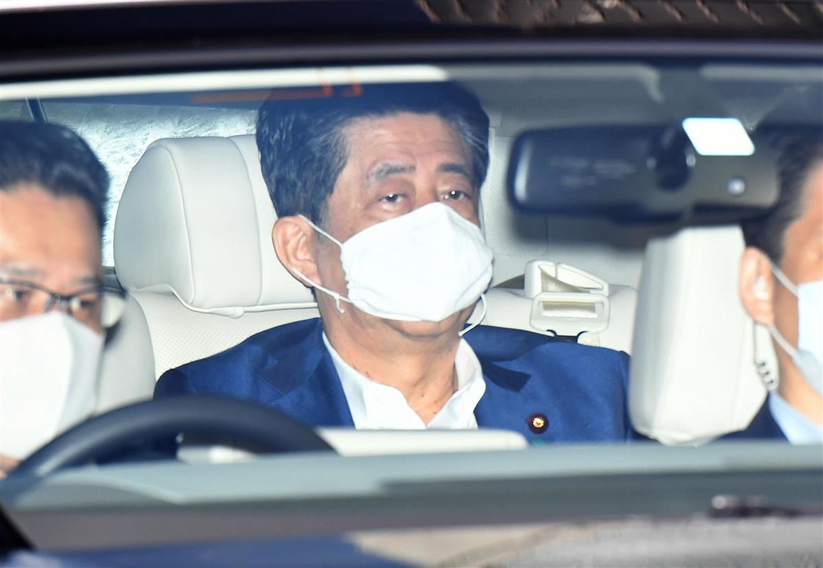 慶応義塾大学病院に入る安倍晋三首相=24日午前、東京・信濃町(酒巻俊介撮影)