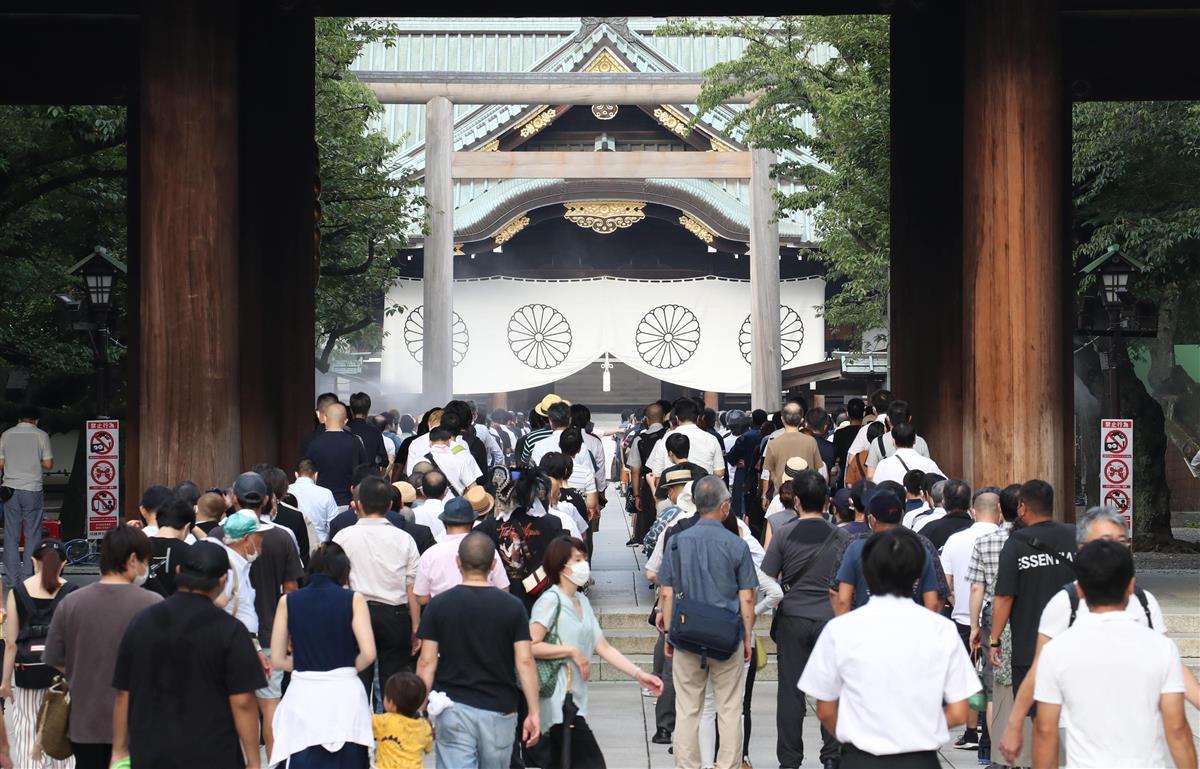 戦後75年の「終戦の日」を迎え、靖国神社には多くの参拝者が訪れた=8月15日午前、東京都千代田区(川口良介撮影)