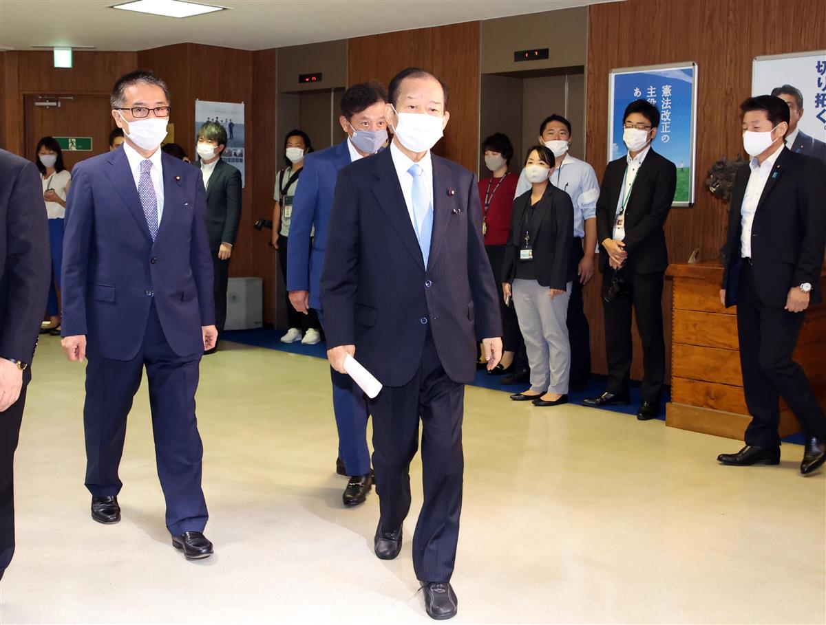 自民党役員連絡会に臨む二階俊博幹事長=1日午前、東京都千代田区(川口良介撮影)