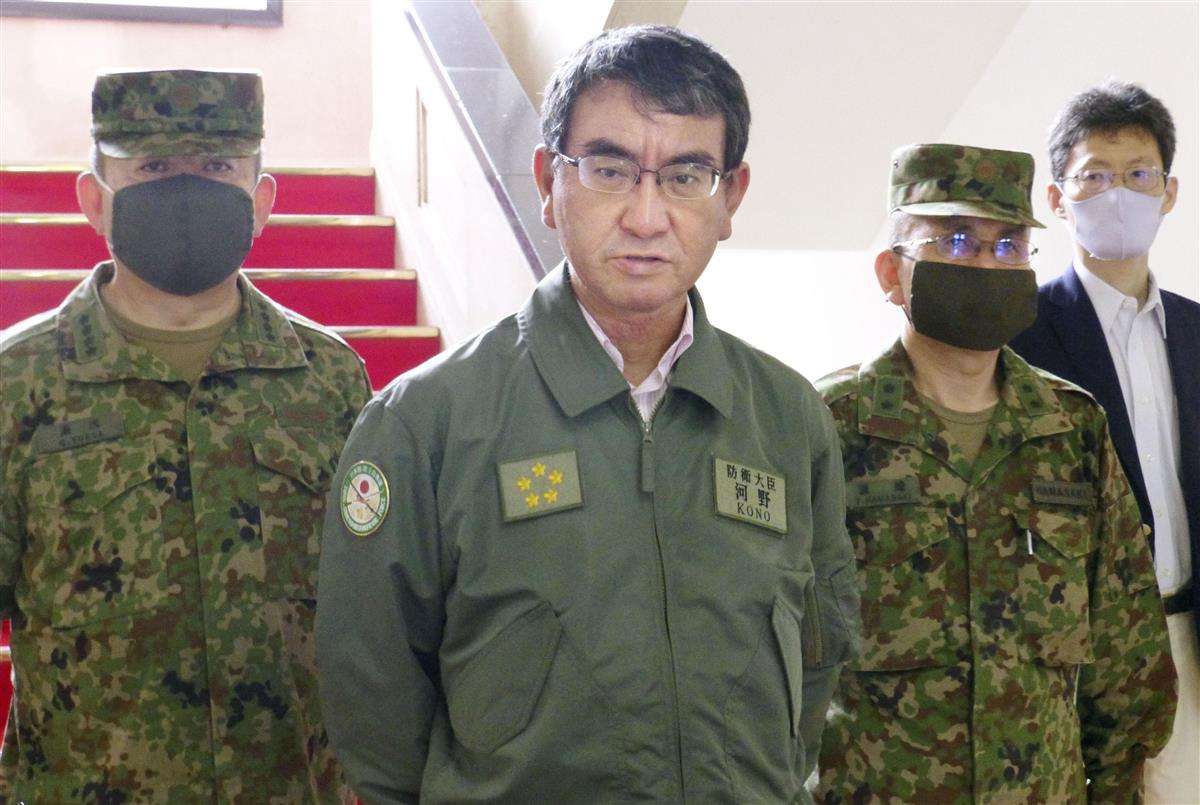 陸上自衛隊通信学校を視察後、取材に応じる河野太郎防衛相=7月23日午後、神奈川県横須賀市