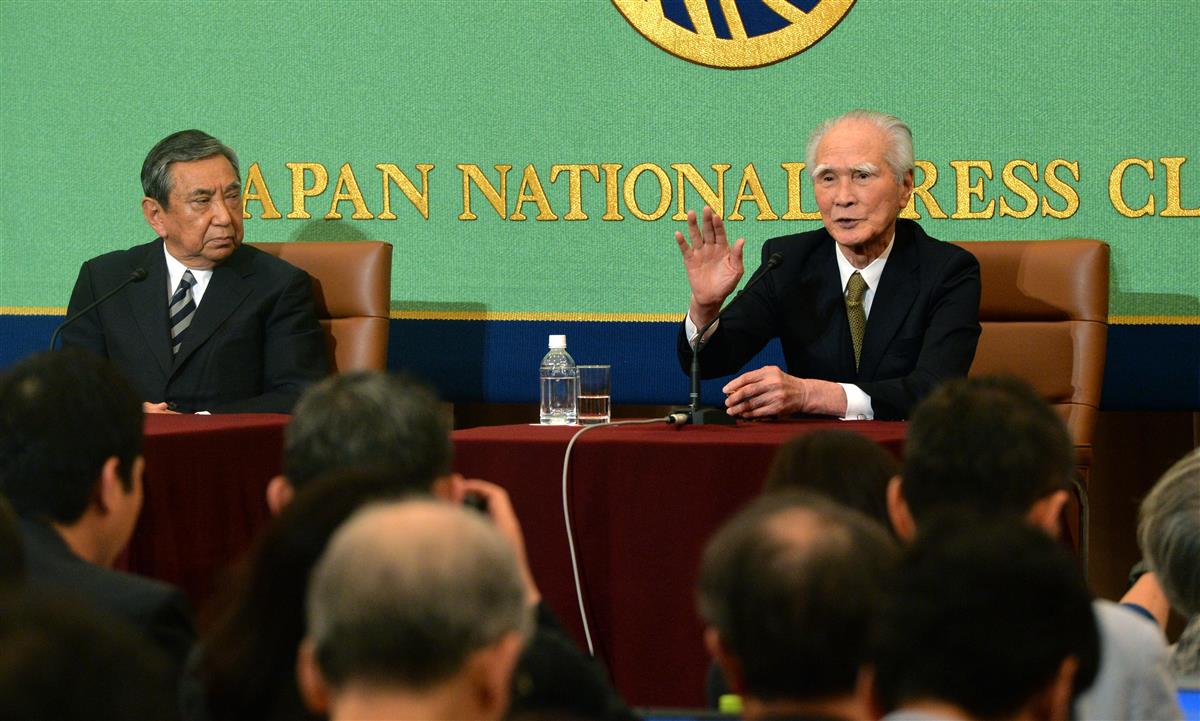 戦後70年の節目に日本記者クラブで対談した河野洋平氏(左)と村山富市氏 =2015年6月、東京