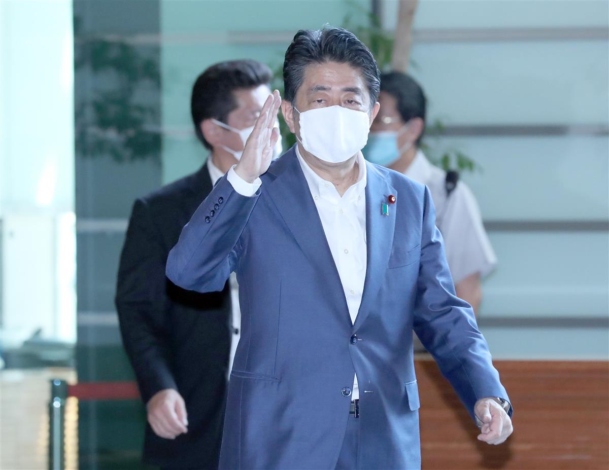 首相官邸に入り、報道陣に向かって右手を挙げる安倍晋三首相=8日午前(春名中撮影)