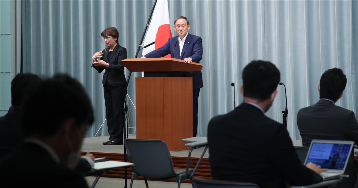 記者会見に臨む菅義偉官房長官=10日午後、首相官邸(春名中撮影)