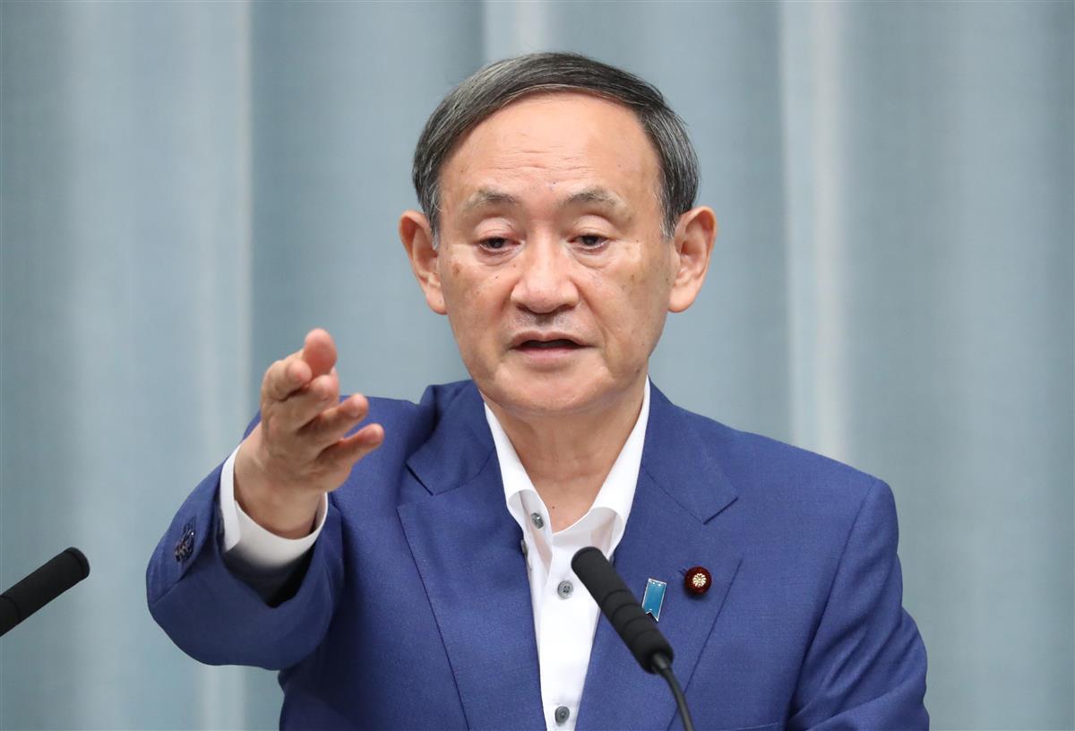 会見に臨む菅義偉官房長官=11日午後、首相官邸(春名中撮影)