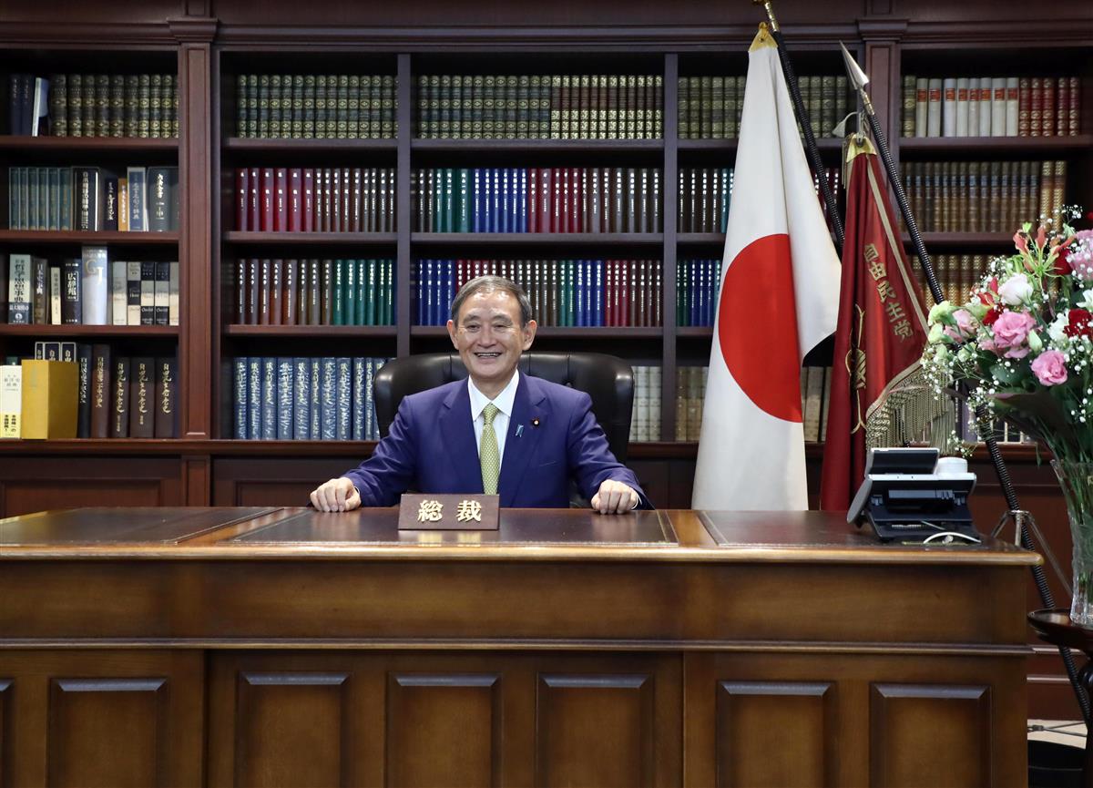 総裁室で写真撮影に応じる自民党の菅義偉総裁=14日午後、東京都千代田区の自民党本部(桐山弘太撮影)