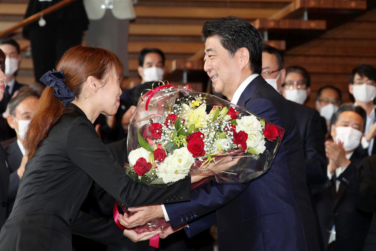 最後の閣議を終え、職員から花束を受け取り官邸を去る安倍晋三首相=16日午後、首相官邸(松井英幸撮影)