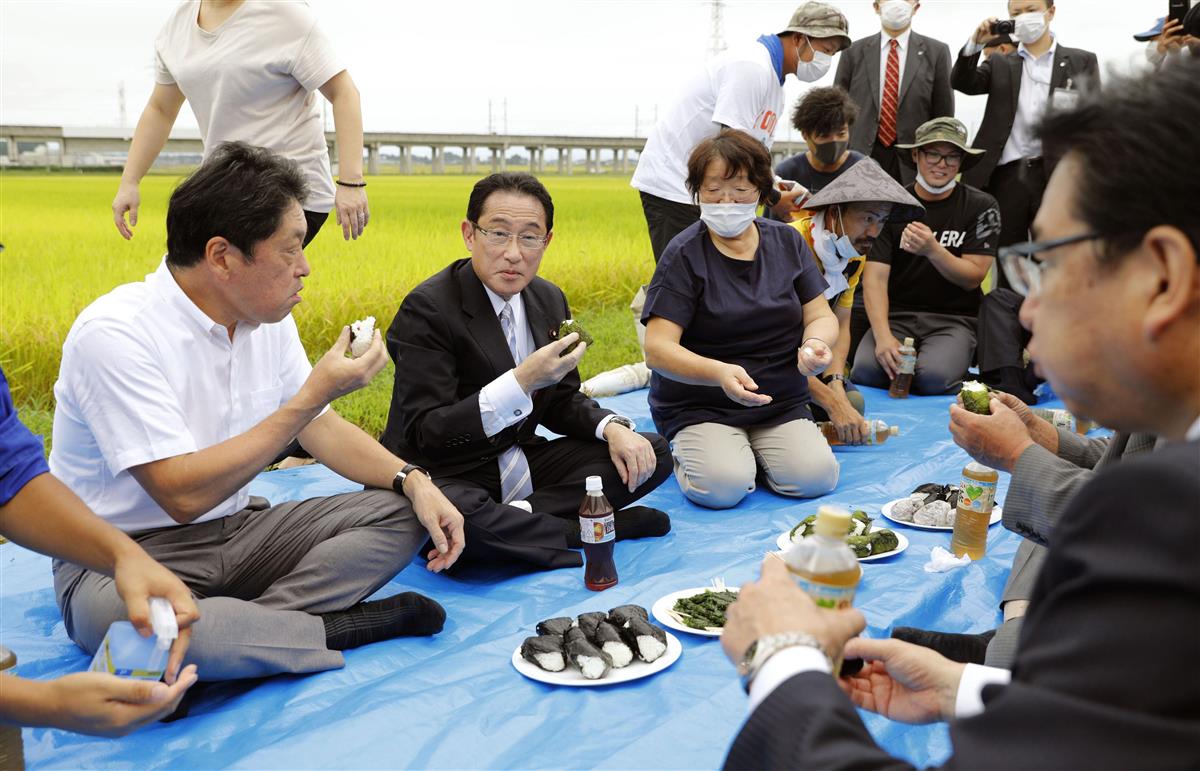 宮城県栗原市を訪れ、農業関係者らと交流する自民党の岸田政調会長(左から2人目)=10日午前