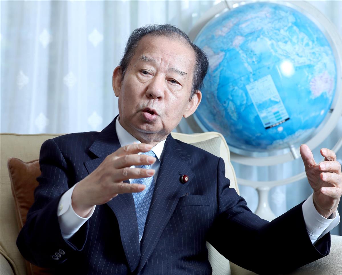 産経新聞の取材に応じる自民党・二階俊博幹事長=30日午後、東京・永田町の自民党本部(春名中撮影)