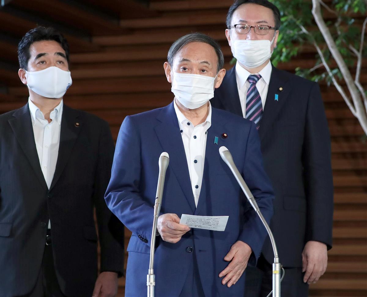 韓国の文在寅大統領との電話会談を終え記者団の質問に答える菅義偉首相=9月24日、首相官邸(春名中撮影)