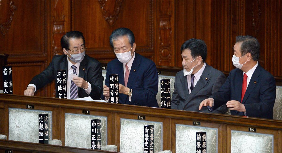 衆院本会議で投票に臨む(左から)菅直人、平野博文、枝野幸男、小沢一郎の各氏=9月16日午後、衆院本会議場(酒巻俊介撮影)