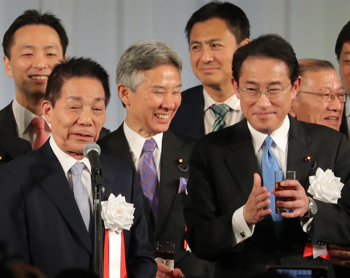 自民党岸田派のパーティーで壇上に並ぶ古賀誠元幹事長(前列左)と岸田文雄前政調会長(同右)=昨年5月15日、東京都港区