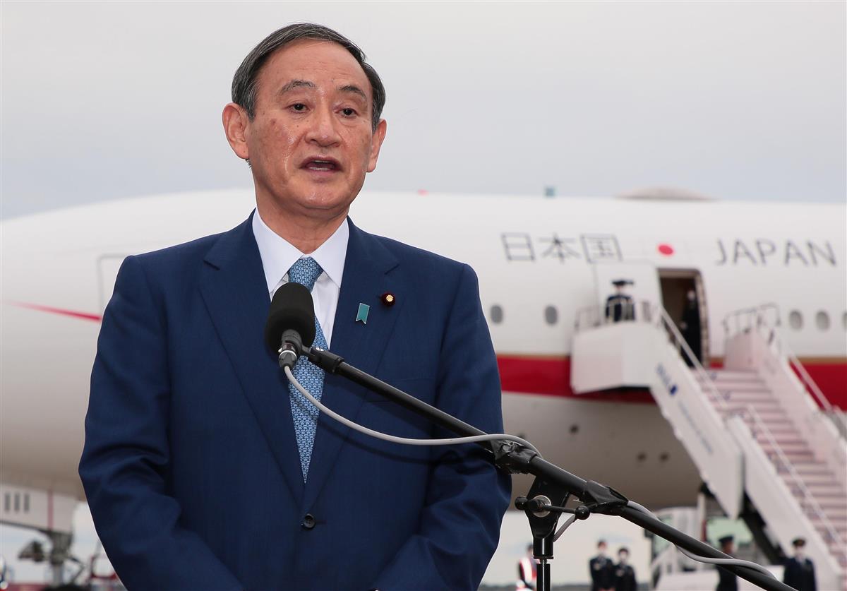 政府専用機を背に、就任後初の外遊への意気込みを語る菅義偉首相=18日午後、羽田空港(松本健吾撮影)