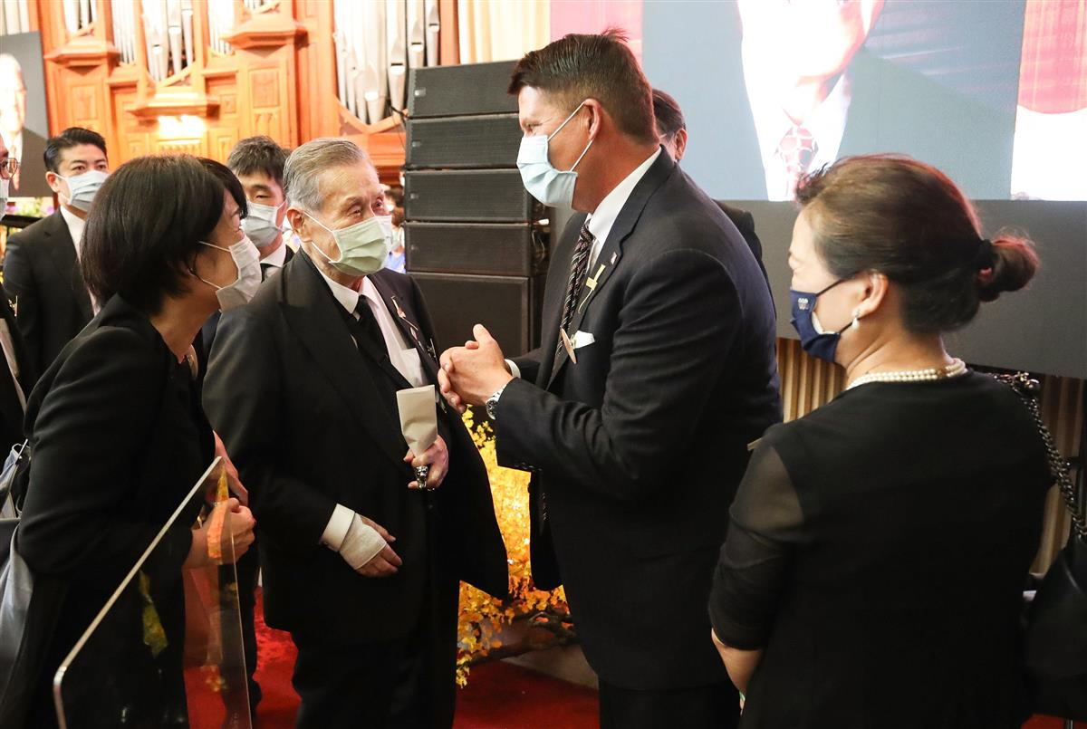 台湾の李登輝元総統の告別式であいさつするクラック米国務次官(右から2人目)と森喜朗元首相(同3人目)=9月19日、新北市(中央通信社=共同)