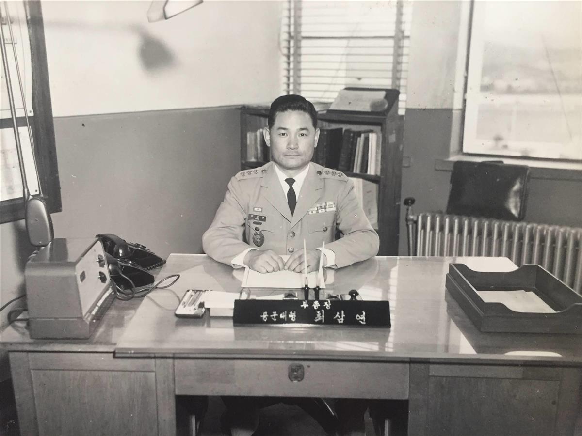 韓国空軍時代の崔三然氏。ネームプレートには「副総長 空軍大佐 崔三然」と書かれている(遺族提供)
