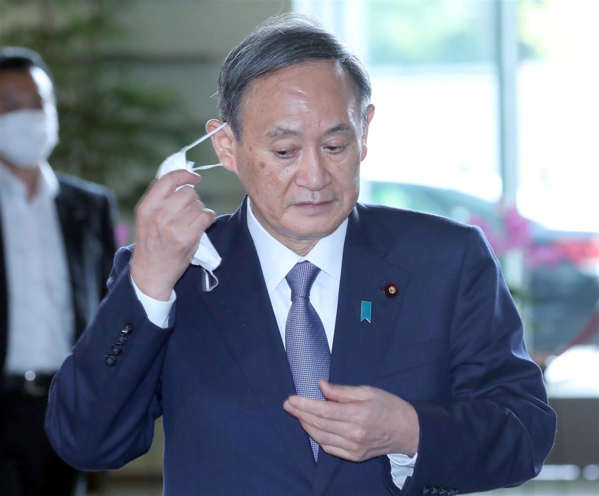 出邸する菅義偉首相。韓国では日本の政権交代による“変化”に期待する声があるが･･･＝１０月２６日午前、首相官邸（春名中撮影）