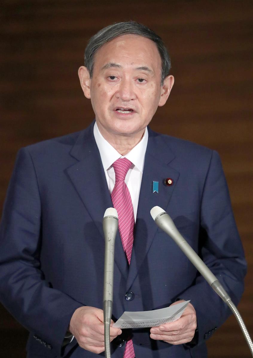 日本学術会議の梶田隆章会長と会談後、取材に応じる菅義偉首相=16日、首相官邸