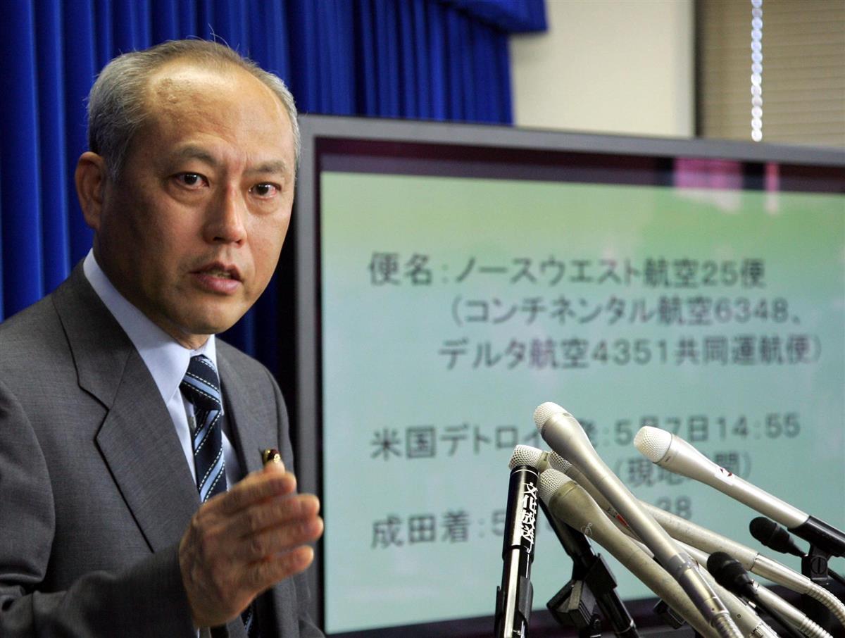 平成21年5月、国内で初の新型インフルエンザの感染が確認され、記者会見する舛添要一厚生労働相(当時)=東京・霞が関