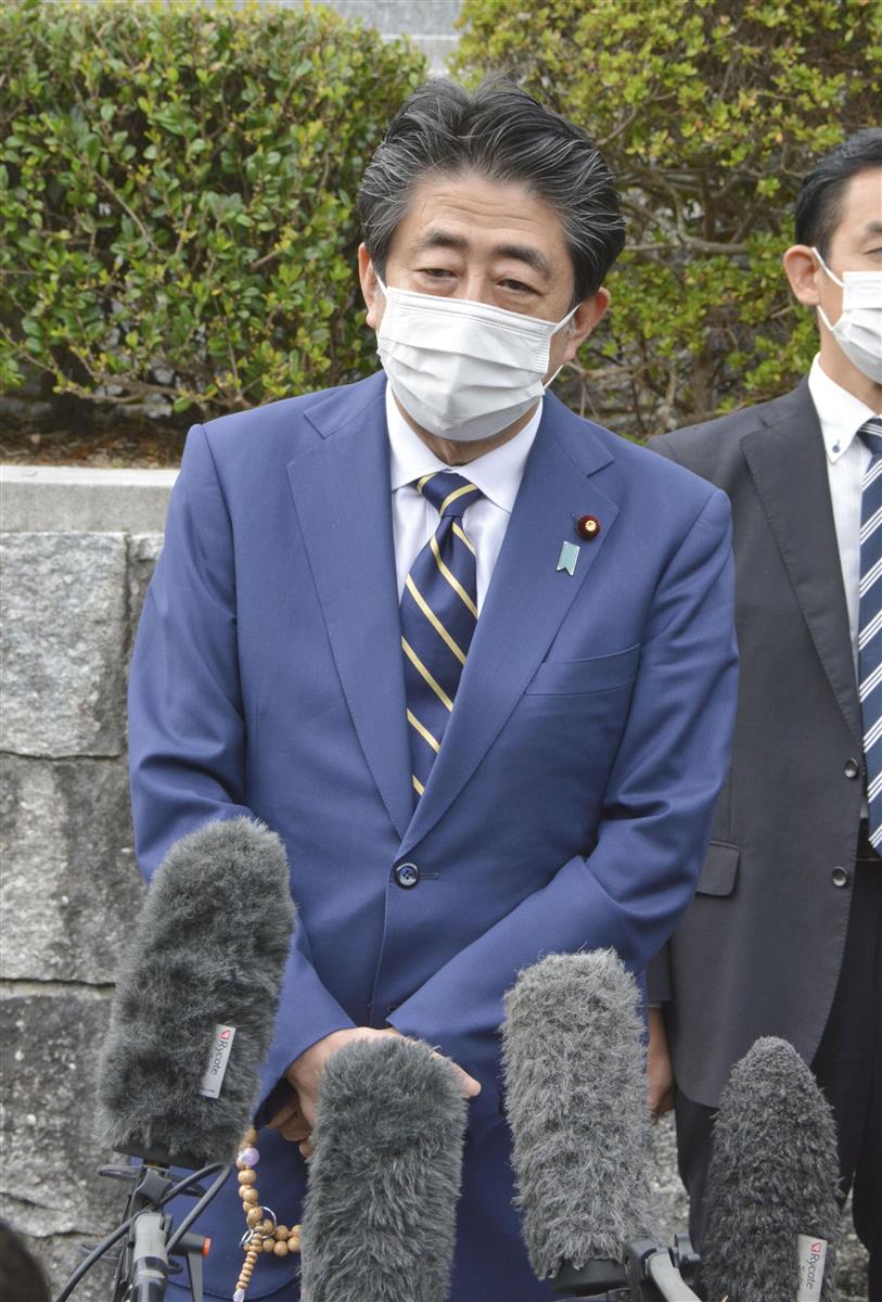 訪問先の山口県長門市で記者団の取材に応じる安倍前首相=1日午後