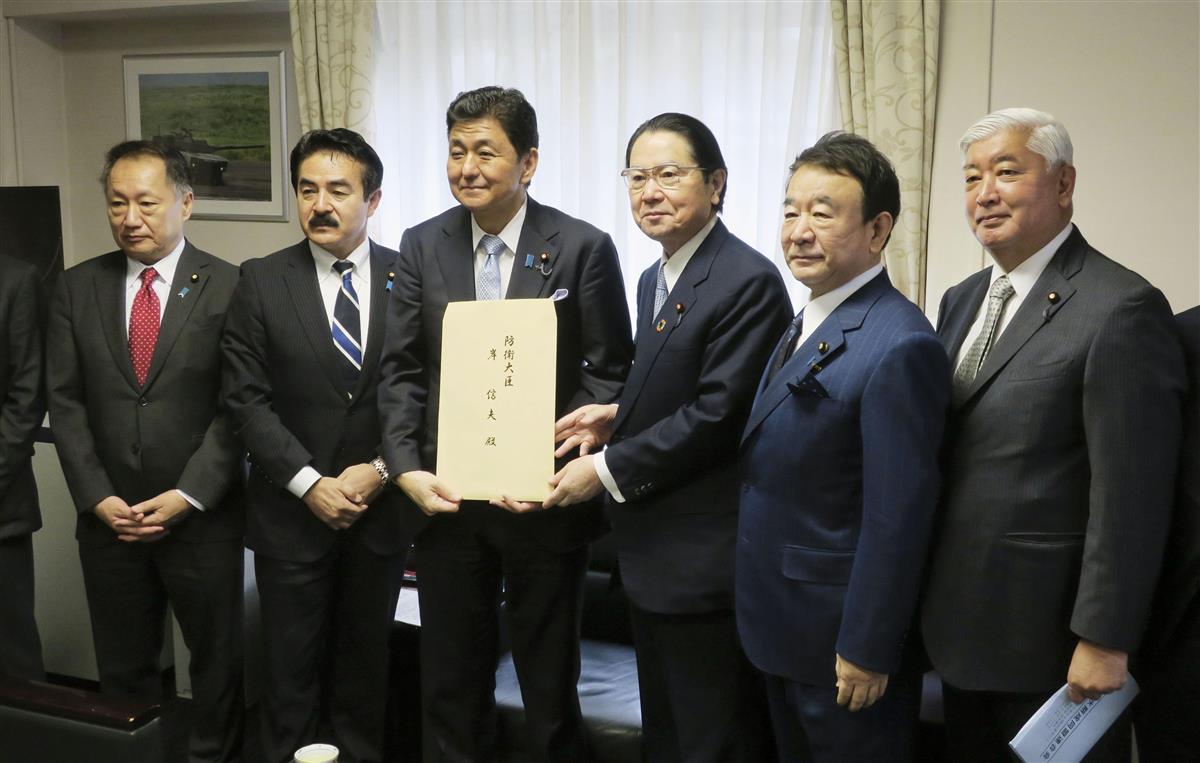 岸信夫防衛相(左から3人目)に提言書を手渡す自民党国防議員連盟の衛藤征士郎会長(その右)ら=10月30日午前、国会内