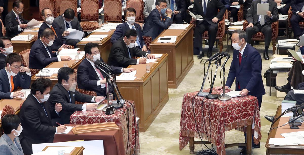 衆院予算委員会で立憲民主党の枝野幸男代表の質問に答える菅義偉首相(右)=4日、衆院第1委員室