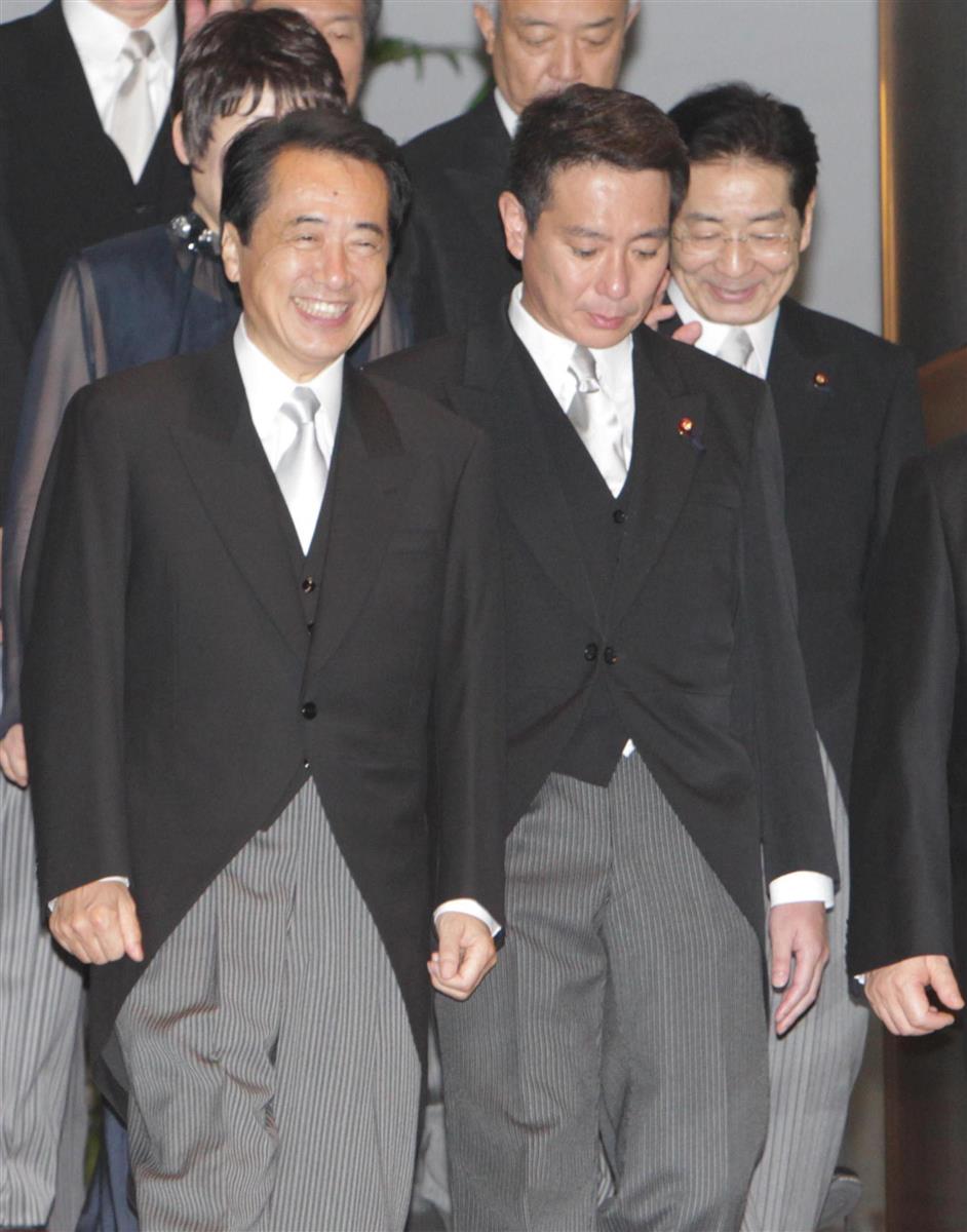 平成22年9月17日に発足した菅直人改造内閣の初閣議を終え、記念撮影に臨む(左から)菅首相、前原誠司外相、仙谷由人官房長官=首相官邸(大西史朗撮影)