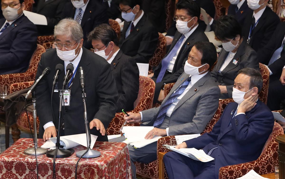 衆院予算委員会で答弁する内閣府の日本学術会議・福井仁史事務局長。右は菅義偉首相=2日午前、国会・衆院第1委員室(春名中撮影)
