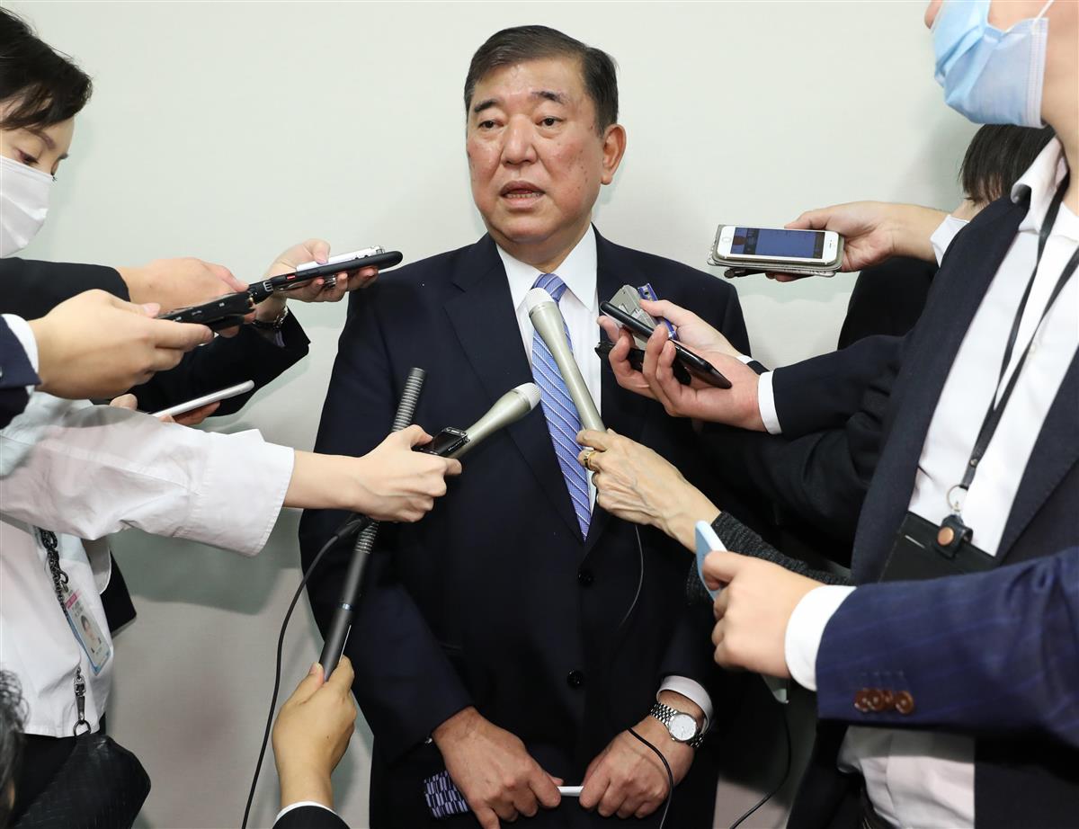 自民党石破派の会合後、記者団に会長の辞任を説明する石破茂元幹事長=10月22日午後、国会内(春名中撮影)