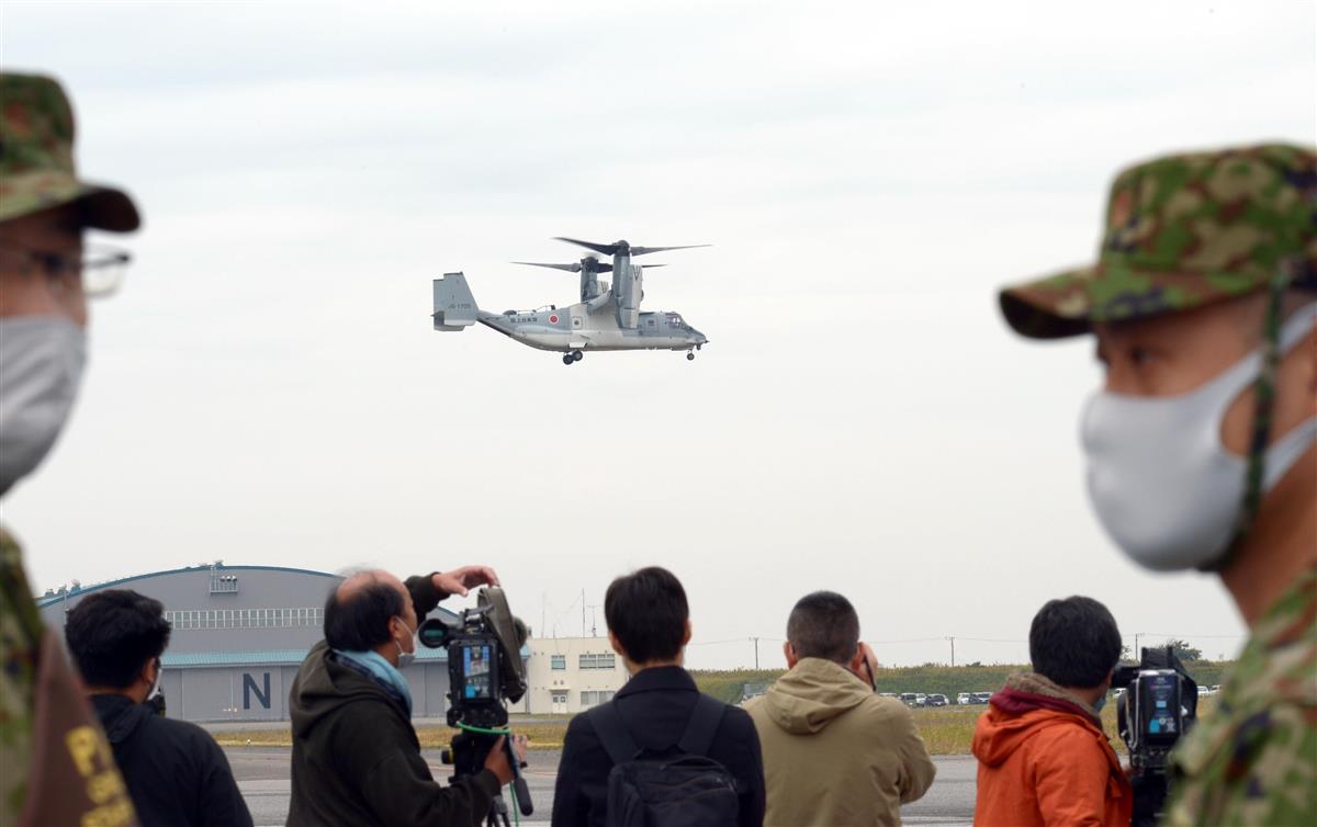 陸上自衛隊木更津駐屯地で試験飛行する輸送機オスプレイ=6日午前、千葉県木更津市(酒巻俊介撮影)