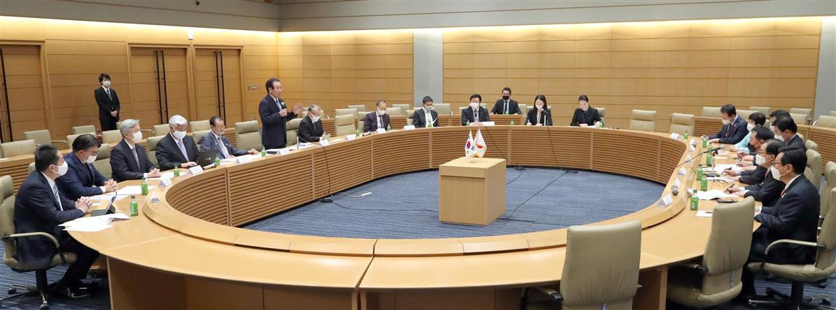 日韓・韓日議員連盟の意見交換会で発言する額賀福志郎日韓議連会長(左側中央)=12日午後、国会内(春名中撮影)