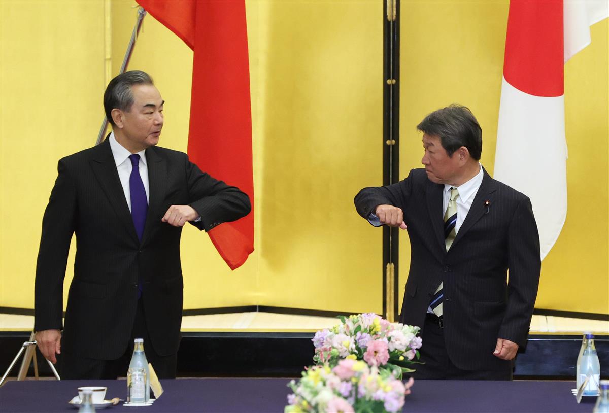 会談に臨む中国の王毅国務委員兼外相(左)と茂木外相 =11月24日午後5時31分、東京都港区の飯倉公館(代表撮影)