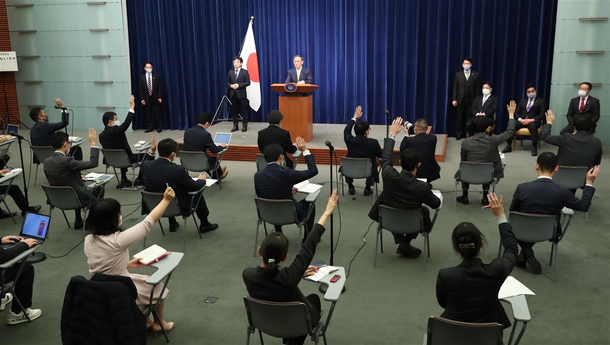 臨時国会が閉会し会見で記者団の質問に答える菅義偉首相=4日午後、首相官邸(春名中撮影)