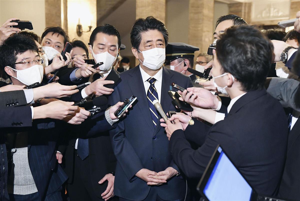 衆院本会議を終え、報道陣の取材に応じる安倍前首相=4日午後、国会