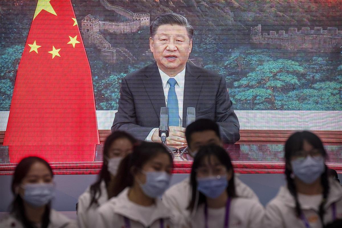 国際輸入博覧会の開幕式でビデオ演説する中国の習近平国家主席=11月4日、上海(AP)