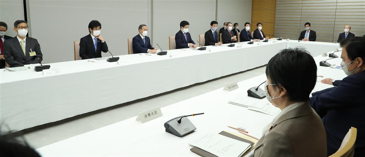 新型コロナウイルス感染症対策本部に臨む(奥側手前から)尾身茂氏、田村憲久厚生労働相、菅義偉首相ら=11月27日午後、首相官邸(春名中撮影)