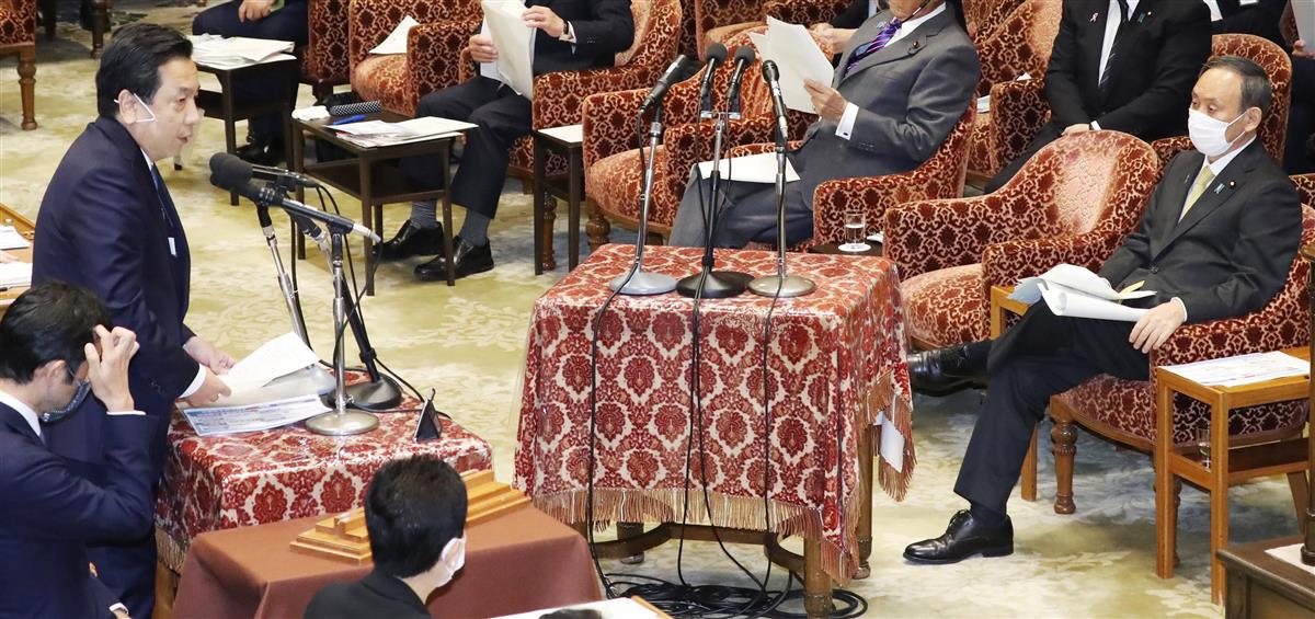 衆院予算委員会で質問する立憲民主党の枝野幸男代表(左)。右は菅義偉首相=11月25日午前、衆院第1委員室(春名中撮影)