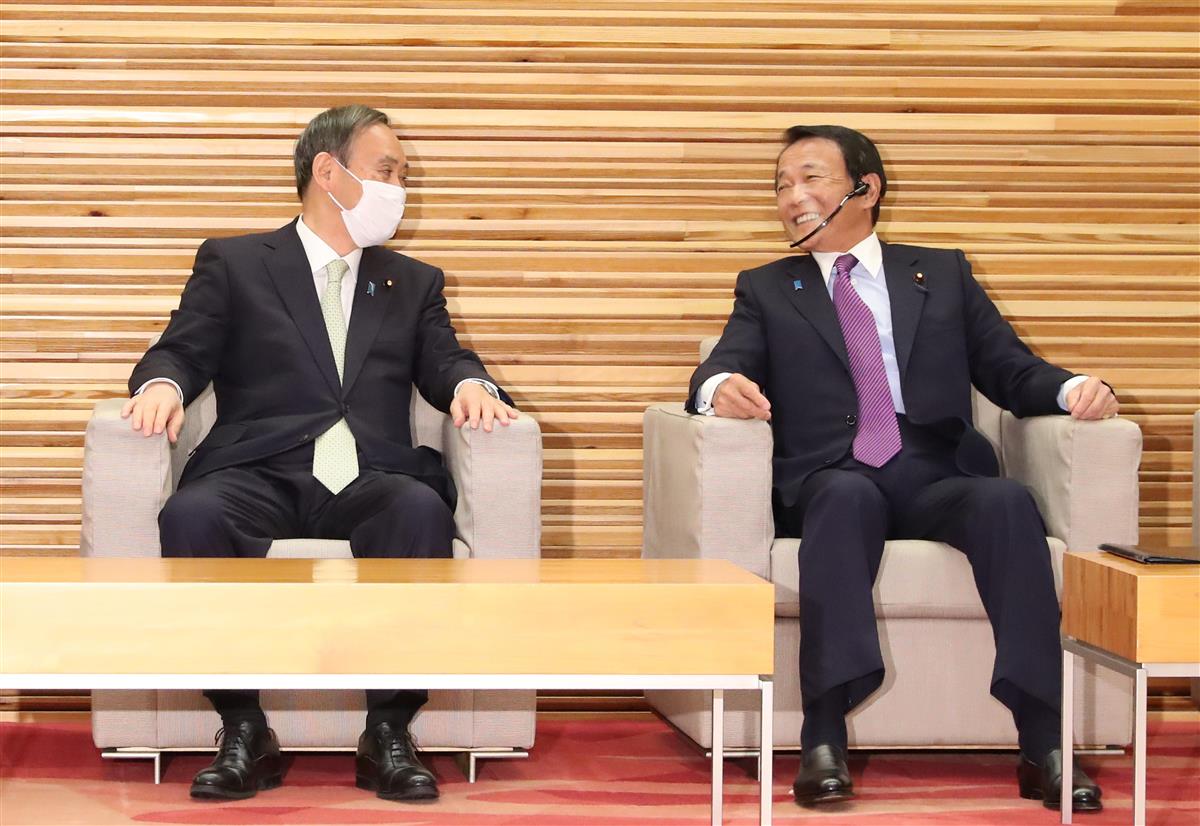 閣議に臨む菅義偉首相と麻生太郎副総理兼財務相(右)=11日午前、首相官邸(春名中撮影)