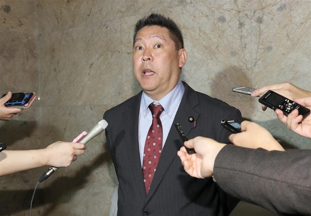 参院本会議後、議員辞職について記者団の質問に答える立花孝志氏=令和元年10月8日午前、国会内(春名中撮影)