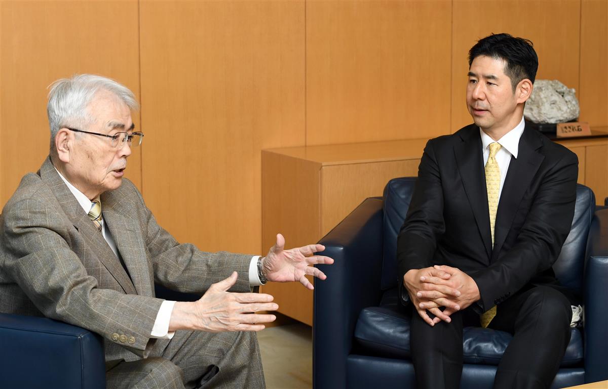 対談する古川勝久・国連安保理北朝鮮制裁委員会専門家パネル元委員(右)と屋山太郎氏 =東京都千代田区の産経新聞社(いずれも酒巻俊介撮影)