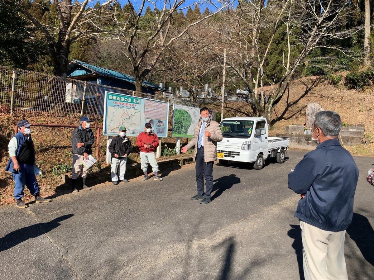 新型コロナウイルス感染症対策のため、屋外で小人数の「道端談義」で政策を訴える武井俊輔衆院議員=昨年10月31日、宮崎県国富町(武井俊輔事務所提供)