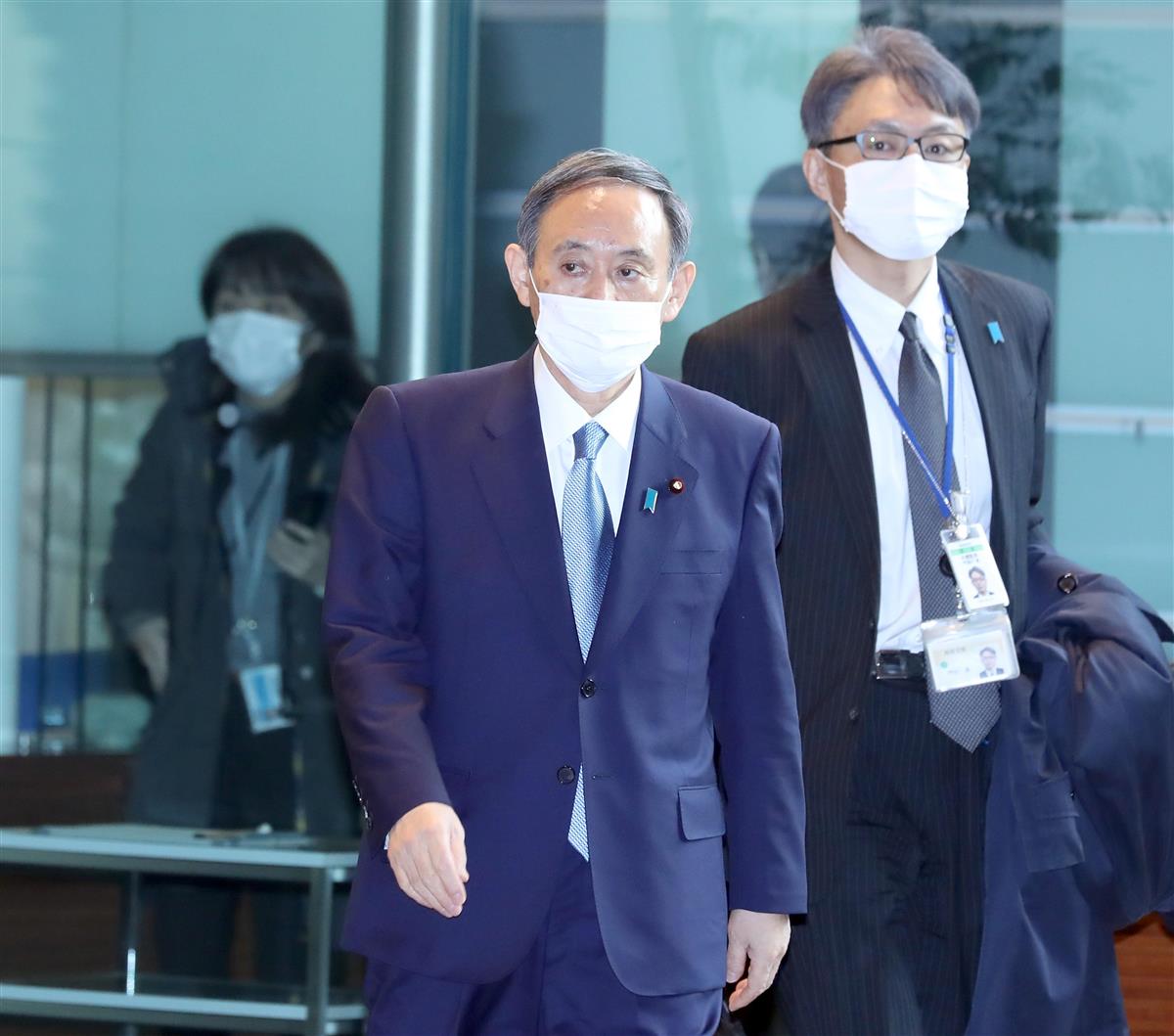 今年始めて首相官邸に出邸する菅義偉首相=4日午前、首相官邸(春名中撮影)