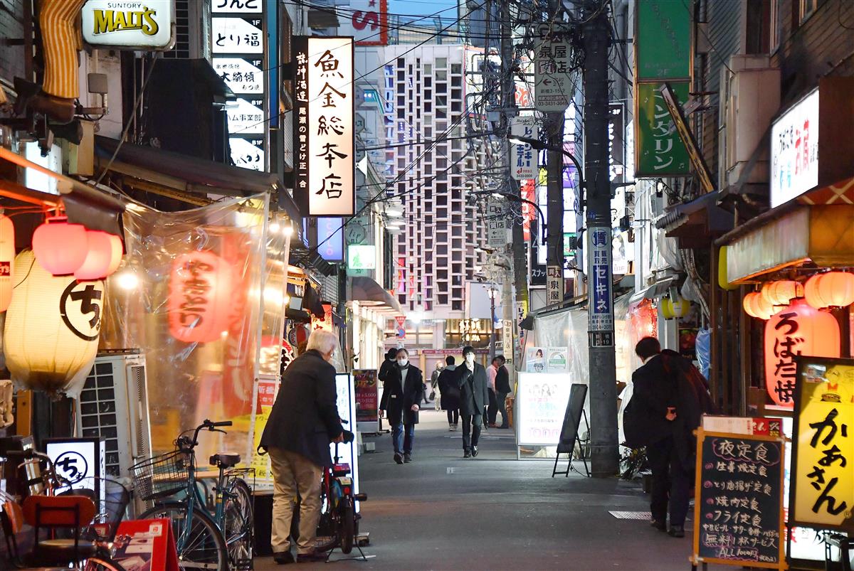 首都圏4都県に緊急事態宣言。JR新橋駅周辺の飲食店街の人通りはまばらだった=7日午後、東京都港区(三尾郁恵撮影)