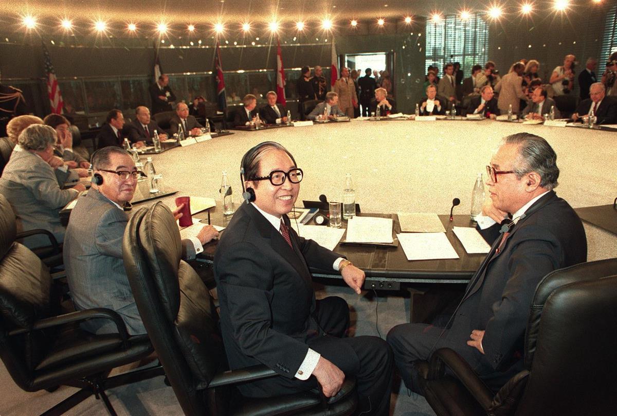 宇野宗佑首相(手前左)が出席したアルシュ・サミット全体会合=1989年7月、パリ(共同)