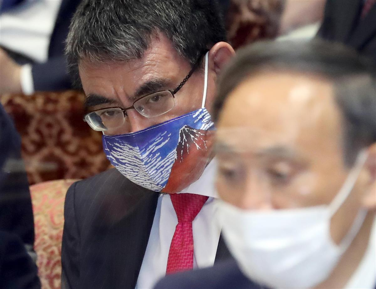 衆院予算委員会で答弁する菅義偉首相(手前)と河野太郎ワクチン担当相=25日午後、衆院第1委員室(春名中撮影)