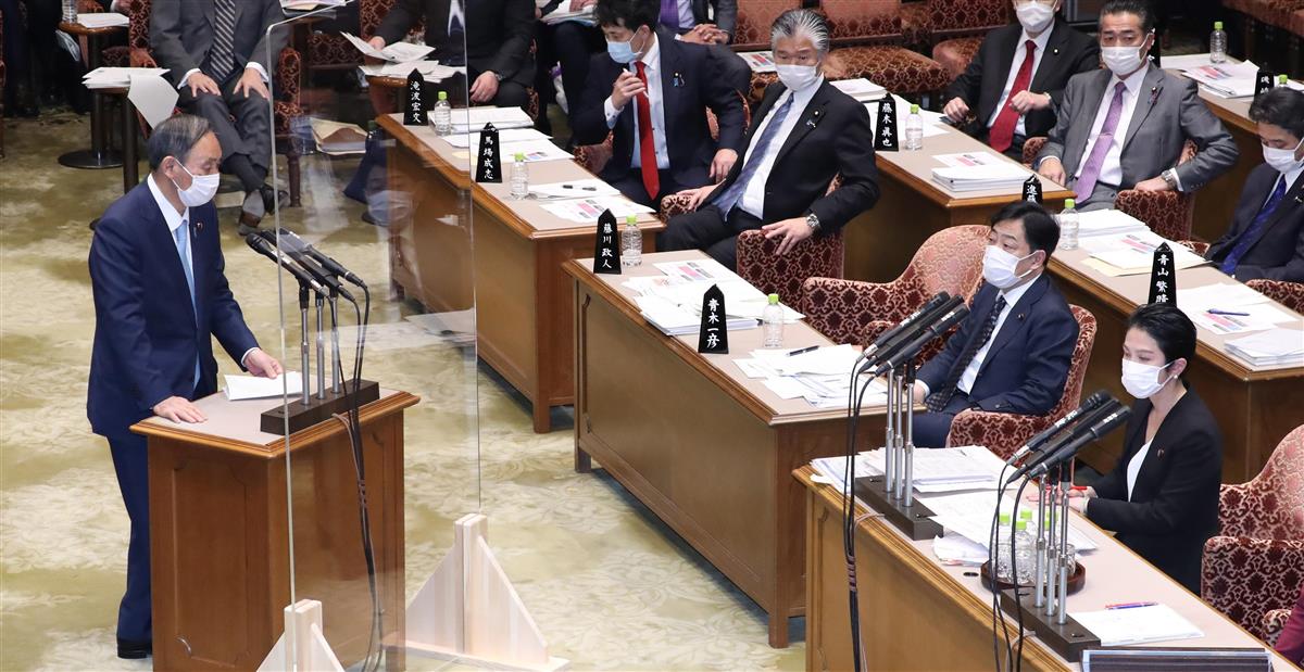 参院予算委員会で立憲民主党の蓮舫代表代行(右)の質問に答弁する菅義偉首相=1月27日午後、参院第1委員会室(春名中撮影)